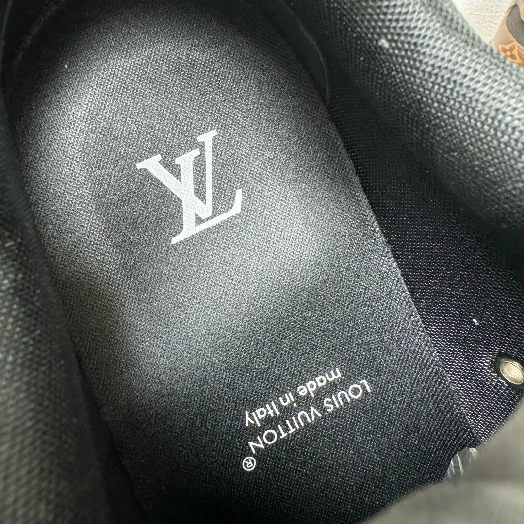 Men's shoes: 480💰LV Classic men's sports shoes are shipped. Lightweight thick-soled chubby bread shoes, super versatile and multiple styles are coming! This sneaker is made of smooth cowhide punching and grained cowhide stitching to create an elegant design. Grained cowhide is stitched with technical mesh, and smooth cowhide and grained cowhide are combined in multiple styles. The color is classic and versatile, and it can be easily integrated into various styles. The eye-catching LV letters are marked on the side of the shoe, the tongue is decorated with LV embroidered letter web logo, the brand logo is screen-printed on the heel, and the lightweight rubber outsole is embellished with Vuitton's personalized logo. The fabric-lined foot pads make your feet fashionable, handsome and versatile! Comes with full original packaging! Size: 38-44, customized 45
